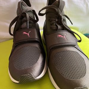 PUMA Women’s Olive Green Sneakers Size 9